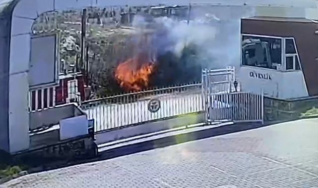 Kopan elektrik kablosu saman balyalarını küle çevirdi, o anlar güvenlik kamerasına yansıdı