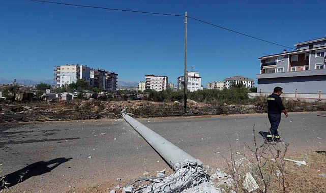 Köpeğe çarpmamak için elektrik direğine vurdu, kopan teller yangın çıkardı