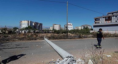 Köpeğe çarpmamak için elektrik direğine vurdu, kopan teller yangın çıkardı