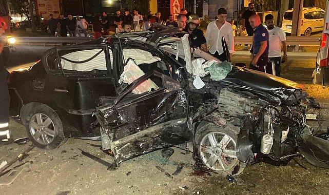 Köprü ayağına çarpan otomobil hurdaya döndü: 2 ağır yaralı