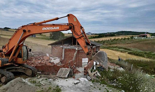 Körfez'de kaçak yapılar yıkılıyor