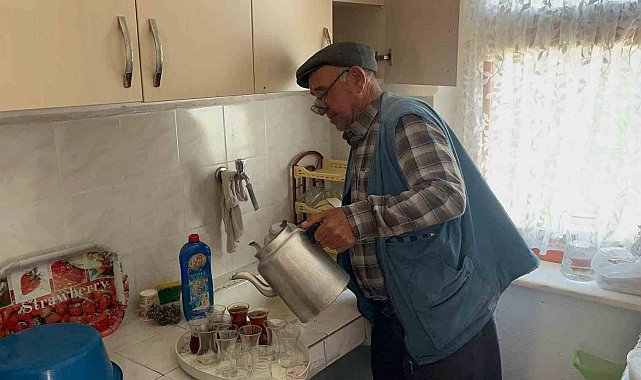 Köylüler yangın için seferber olan ekiplere yiyecek ve içecek ikram ediyor