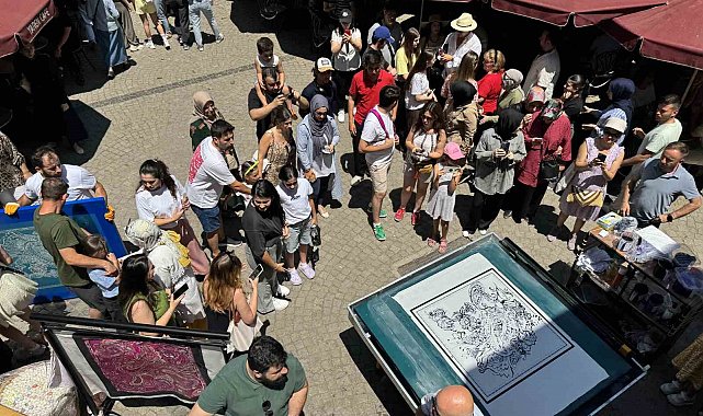 Kozahan'daki ipek baskı şovu izleyenleri büyüledi