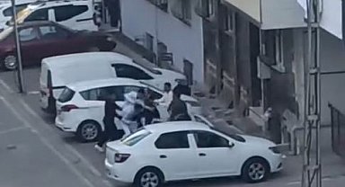 Küfür tartışmasında ortalık karıştı: Tekme tokat birbirine girdiler