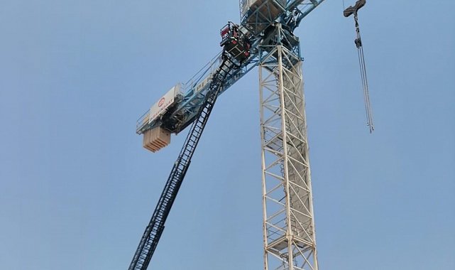 Kule vinçte fenalaşan operatörü itfaiye kurtardı