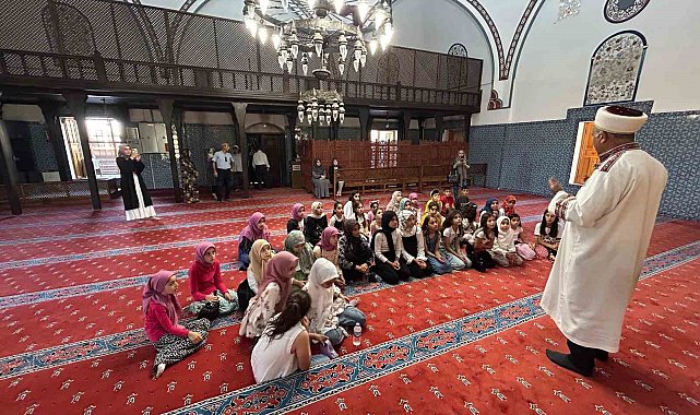 Kur'an kursu öğrencileri Hüsrev Paşa Camii'nin manevi atmosferini teneffüs etti