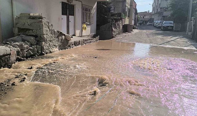 Kurtalan'da içme suyu hattı patladı, çarşı merkezi sular altında kaldı