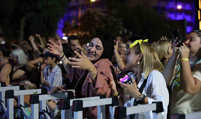 Kuşadalılar 'Yaz Konserleri' ile eğlendi