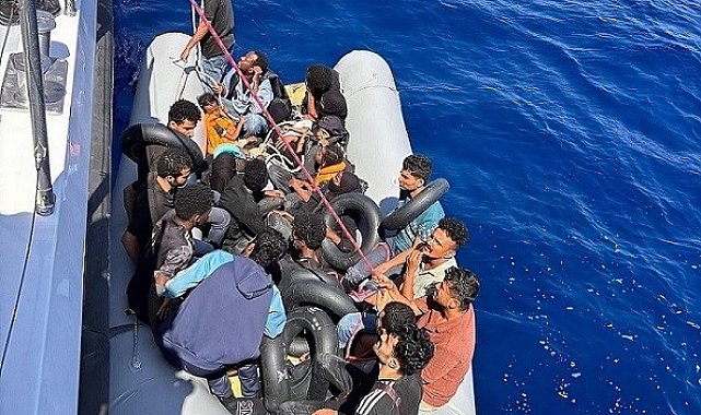 Kuşadası açıklarında 22 düzensiz göçmen kurtarıldı