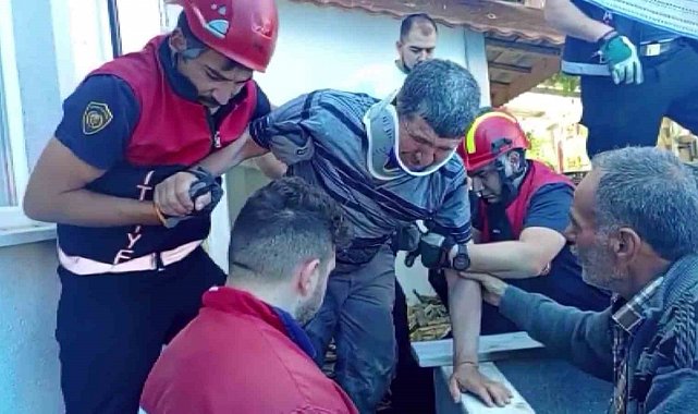 Kuyuya düşen sağır ve dilsiz adam, kendisini kurtaran itfaiyeciye sarılarak teşekkür etti