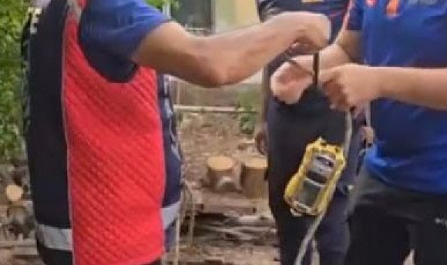 Kuyuya düşen yavru kediyi itfaiye personeli, oksijen tüpü kullanarak kurtardı