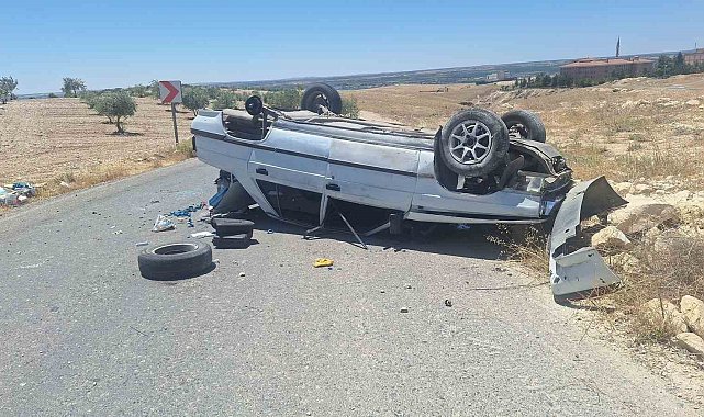 Lastiği yerinden kopan otomobil devrildi: 2 yaralı