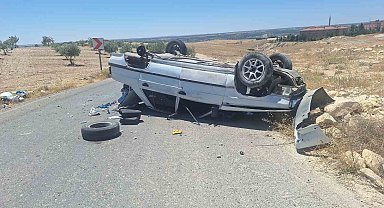 Lastiği yerinden kopan otomobil devrildi: 2 yaralı