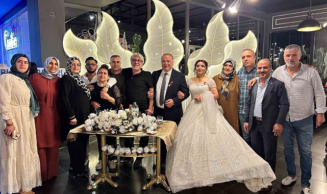 Liseli sınıf arkadaşları 34 yıl sonra karşılaştı, görüşme düğünle sonuçlandı