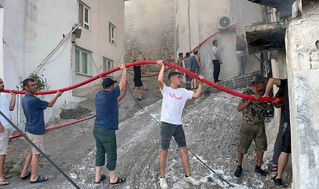 Mahalle sakinlerinden alevlere karşı insan zinciri