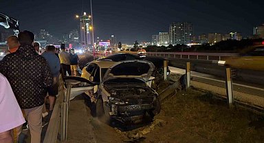 Makas atan araç kazaya sebep oldu: 2 otomobil yol ayrımındaki boşluğa düştü