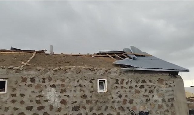 Malazgirt'te etkili olan fırtına ev ve ahırların çatısını uçurdu