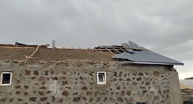 Malazgirt'te etkili olan fırtına ev ve ahırların çatısını uçurdu
