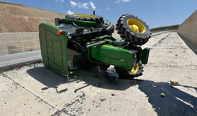 Malazgirt'te traktör takla attı: 1 yaralı