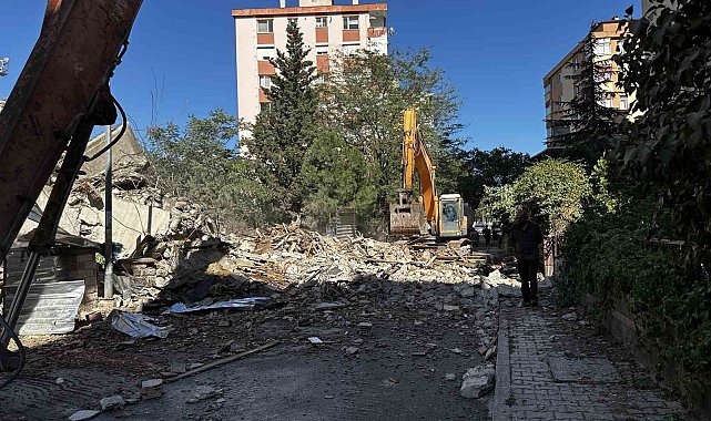 Maltepe'de faciadan dönüldü: 11 katlı bina yıkım sırasında çöktü