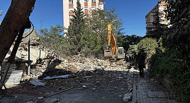 Maltepe'de faciadan dönüldü: 11 katlı bina yıkım sırasında çöktü