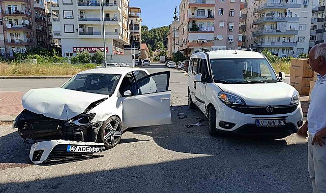 Manavgat'ta otomobil ile hafif ticari araç çarpıştı: 1 yaralı