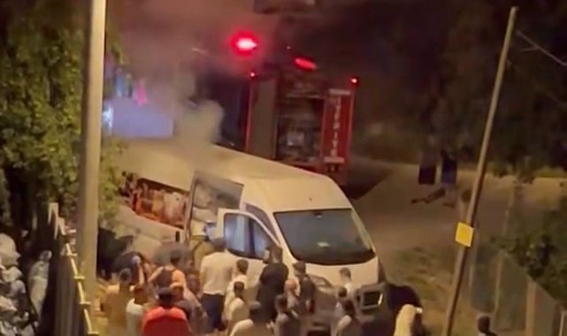 Mangal kömürü yüklü minibüste yangın