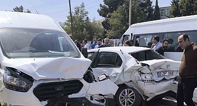 Mardin'de freni patlayan tır, ışıkta bekleyen araçlara çarptı: 7 yaralı