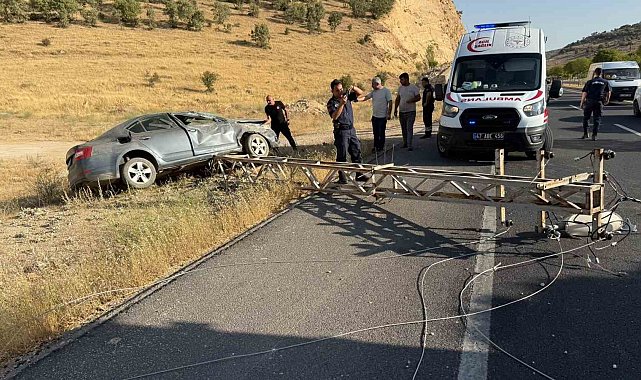 Mardin'de otomobil elektrik direğine çarptı: 3 yaralı