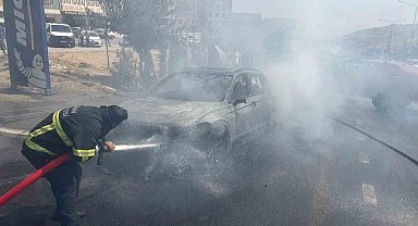 Mardin'de seyir halindeki otomobil yandı
