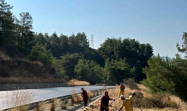 Marmaris'te yol kenarlarında yangınlara önlemler dahilinde ot temizliği yapıldı