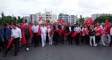 Mersin'de 15 Temmuz anma yürüyüşü düzenlendi, demokrasi nöbeti tutuldu