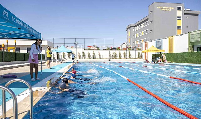 Mersin'de 7'den 70'e herkes eğlenerek yüzme öğreniyor