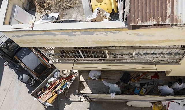 Mersin'de çöp ev temizlendi, 10 kamyon çöp çıkarıldı