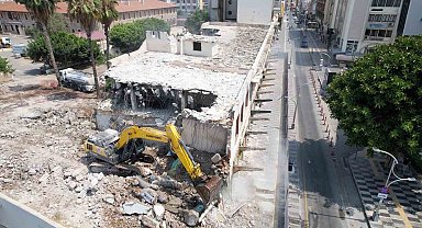 Mersin'de eski öğretmenevinin yıkımı gerçekleştirildi