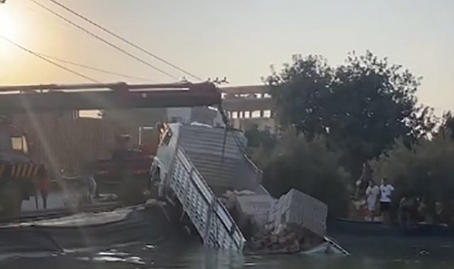 Mersin'de freni patlayan kamyon sulama havuzuna düştü