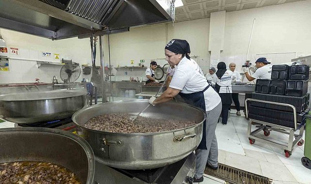 Mersin'de her gün bin 900 haneye sıcak yemek ulaştırılıyor