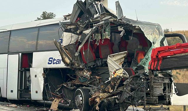 Mersin'de otobüs tıra çarptı: 9 yaralı