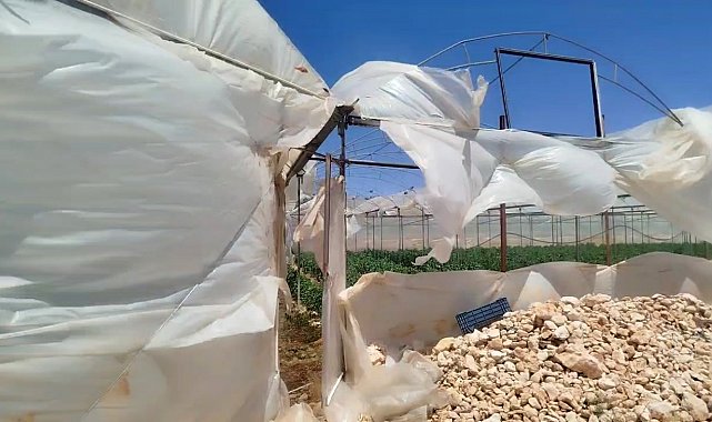 Mersin'de rüzgar seralarda hasara yol açtı