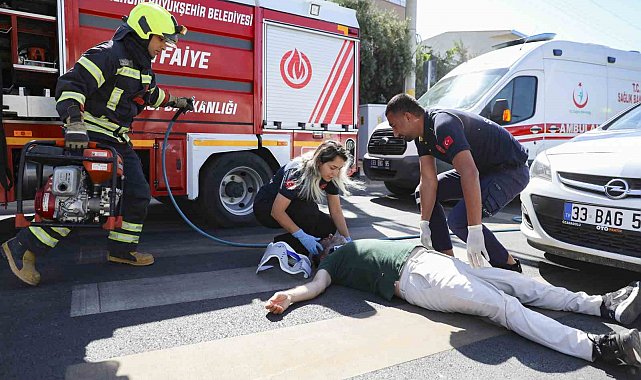 Mersin'de trafik tatbikatı gerçeği aratmadı, vatandaşlar kazayı gerçek sandı