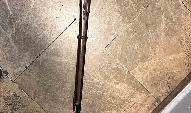 Metroda tavşan kostümü ve oyuncak tüfekle gezen şahıs yakalandı