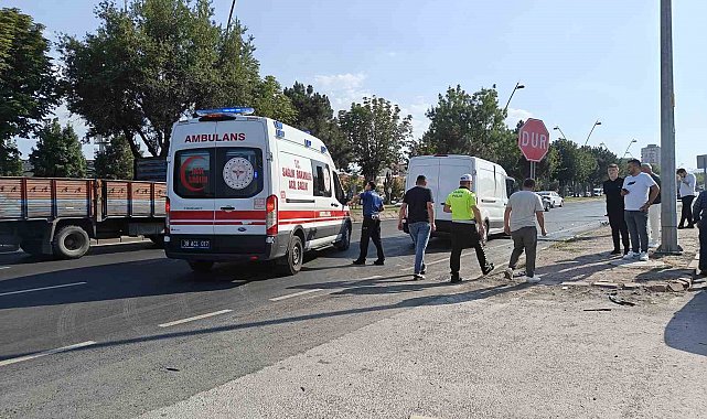 Minibüs kamyona arkadan çarptı: 1 yaralı