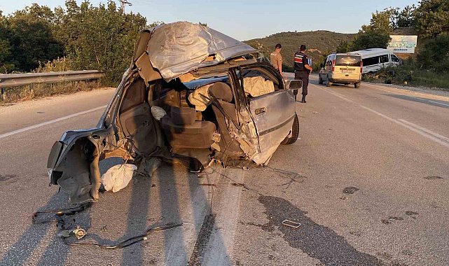 Minibüsle çarpışan otomobil ikiye bölündü: 11 yaralı