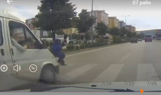 Minibüsün çarptığı yaya yaralandı: O anlar kamerada