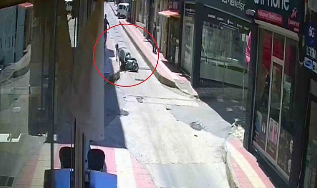 Motosiklet kaydı, yolcusu yaralandı: O anlar kamerada