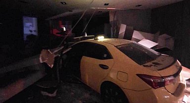 Motosiklete çarpan ticari taksi mağazaya daldı: 1 yaralı