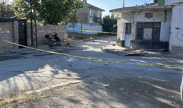 Motosikletiyle kaldırımdaki ahşap plakaya çarpan sürücü kurtarılamadı