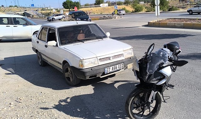 Motosikletle otomobil çarpıştı: 2 yaralı