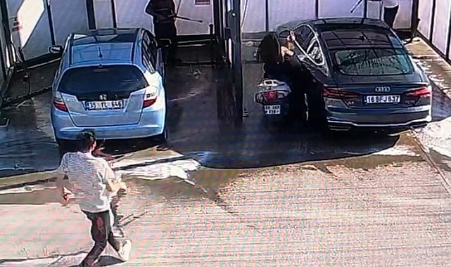 Motosikletli genç kız benzinlikte yıkanan otomobile çarptı: Yakıt istasyonundaki kaza kamerada