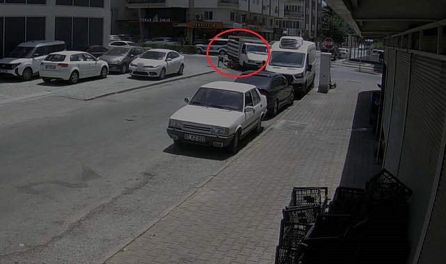 Motosikletli, kamyonetin altında kalmaktan son anda kurtuldu